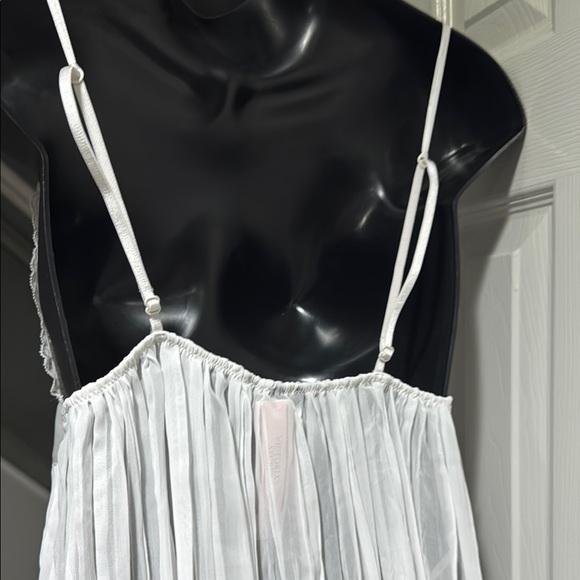 Victoria's Secret White Lace Chemise - Picture 4 of 4